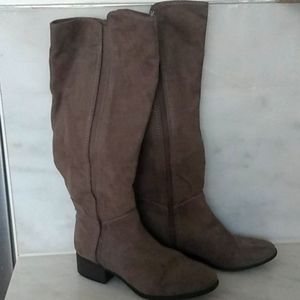 - Women's Boots Size 8
